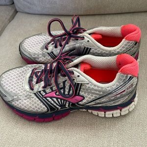 Size 6 Brooks